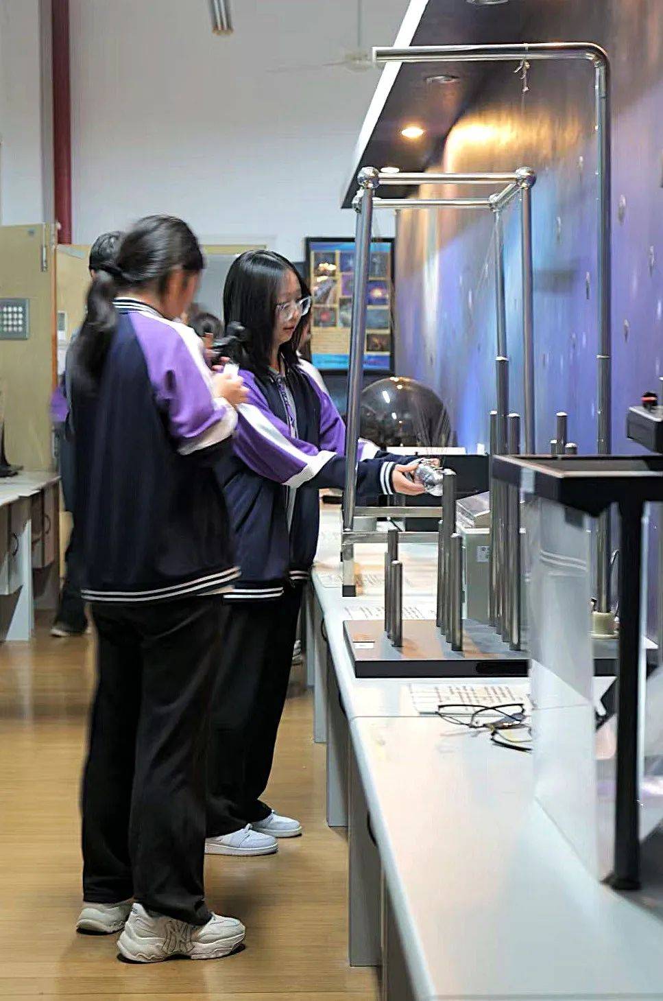 绍兴市高级中学与越州中学学子赴浙江理工大学开展"春日研学"活动