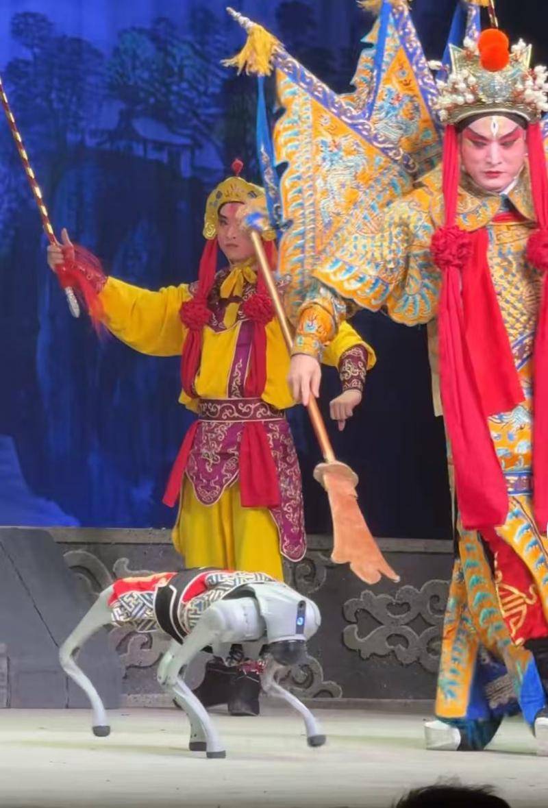 Qnews|婺剧舞台机器狗表演哮天犬 剧团负责人：机器狗“失误”了 演员有些笑场_演出_董威_创新
