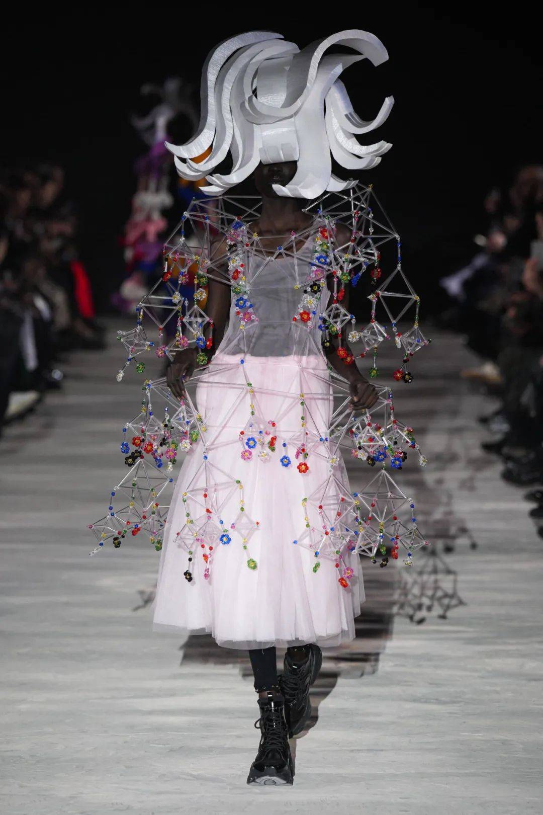 黑洞中光影奇幻的异世界受川久保玲指导而独树一帜noir kei ninomiya