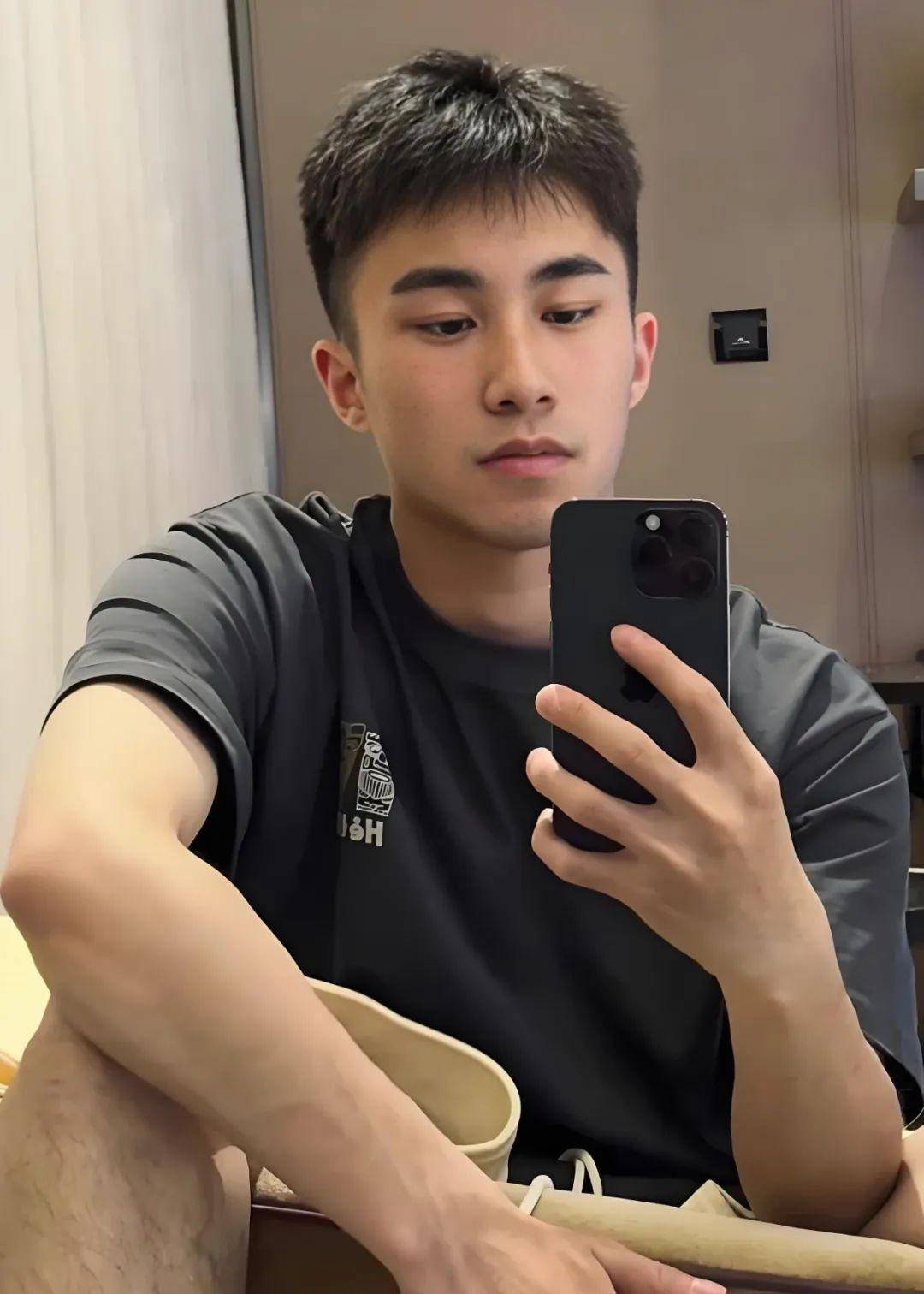 男生"两侧铲光"发型干净利落,建议试试这3款,剪完清爽又帅气