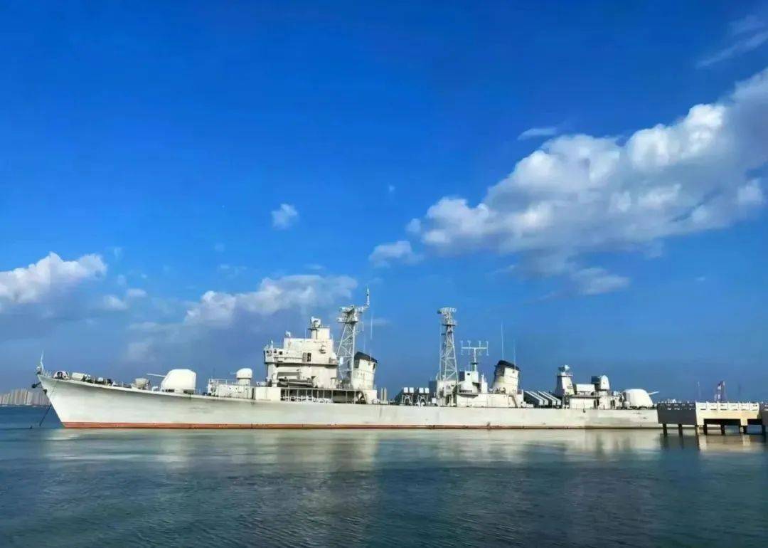 荣登湛江驱逐渐孩子们将乘坐"红嘴鸥"游船,出海参观湛江十里军港