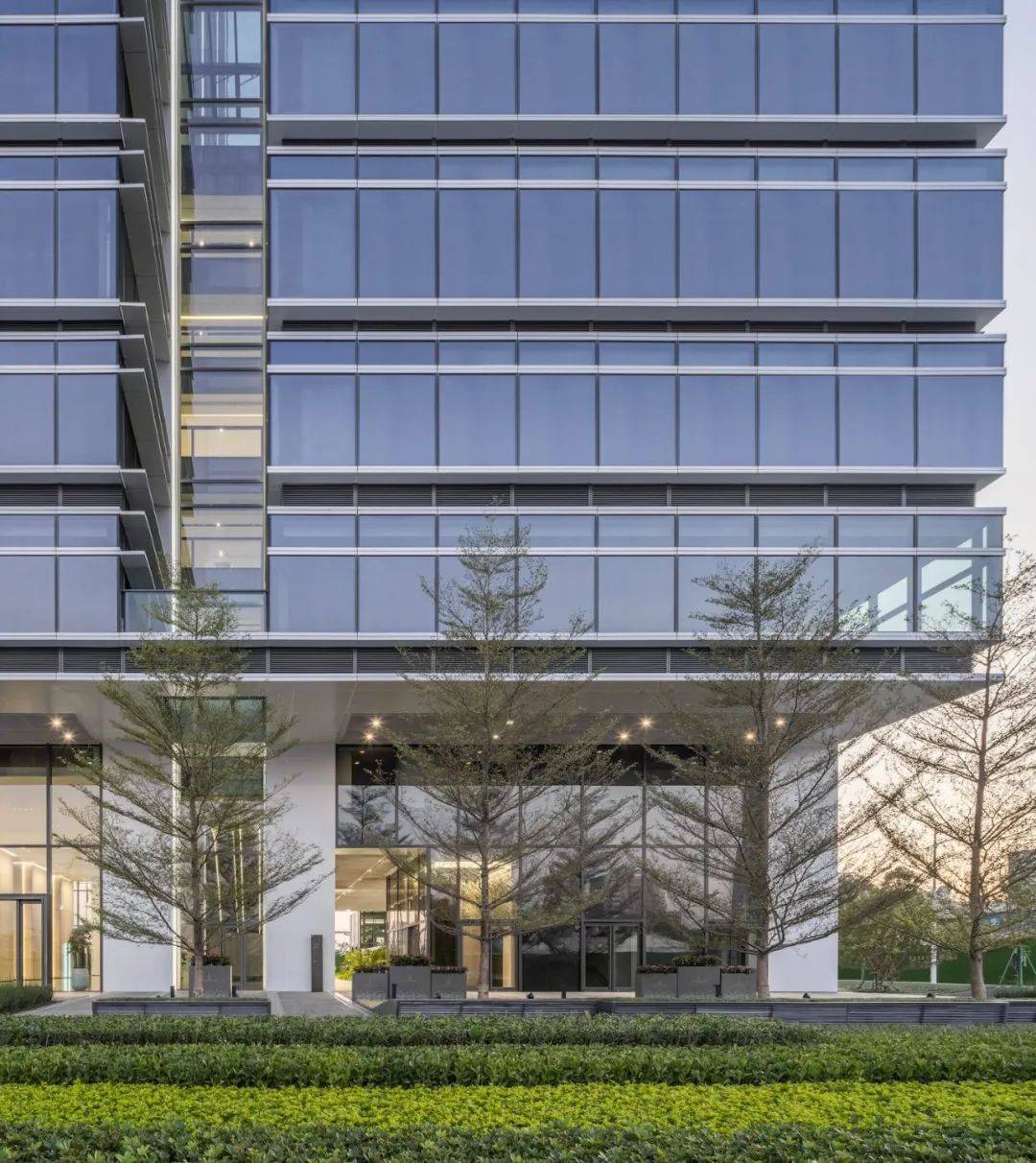 幕墙工程全流程解读：从设计选型到施工维修，一次讲透建筑外衣的建造逻辑