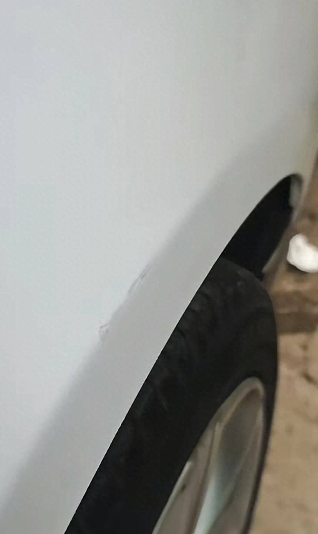 早餐车刮花140万豪车,车主只要对方赔15个鸡蛋饼:不想占他便宜,夫妻俩