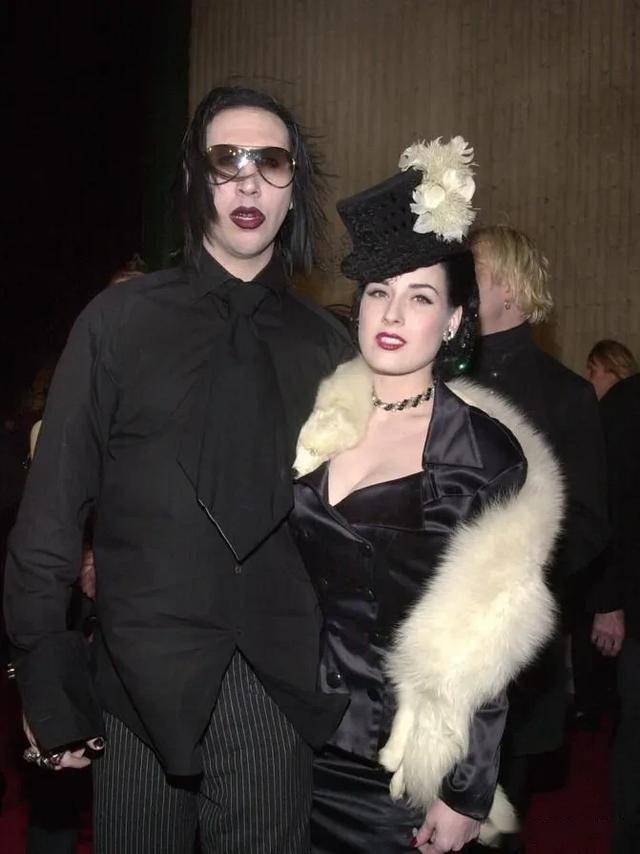 脱衣舞娘蒂塔和曼森的古堡婚礼到闪离,曼森出轨西部世界女主