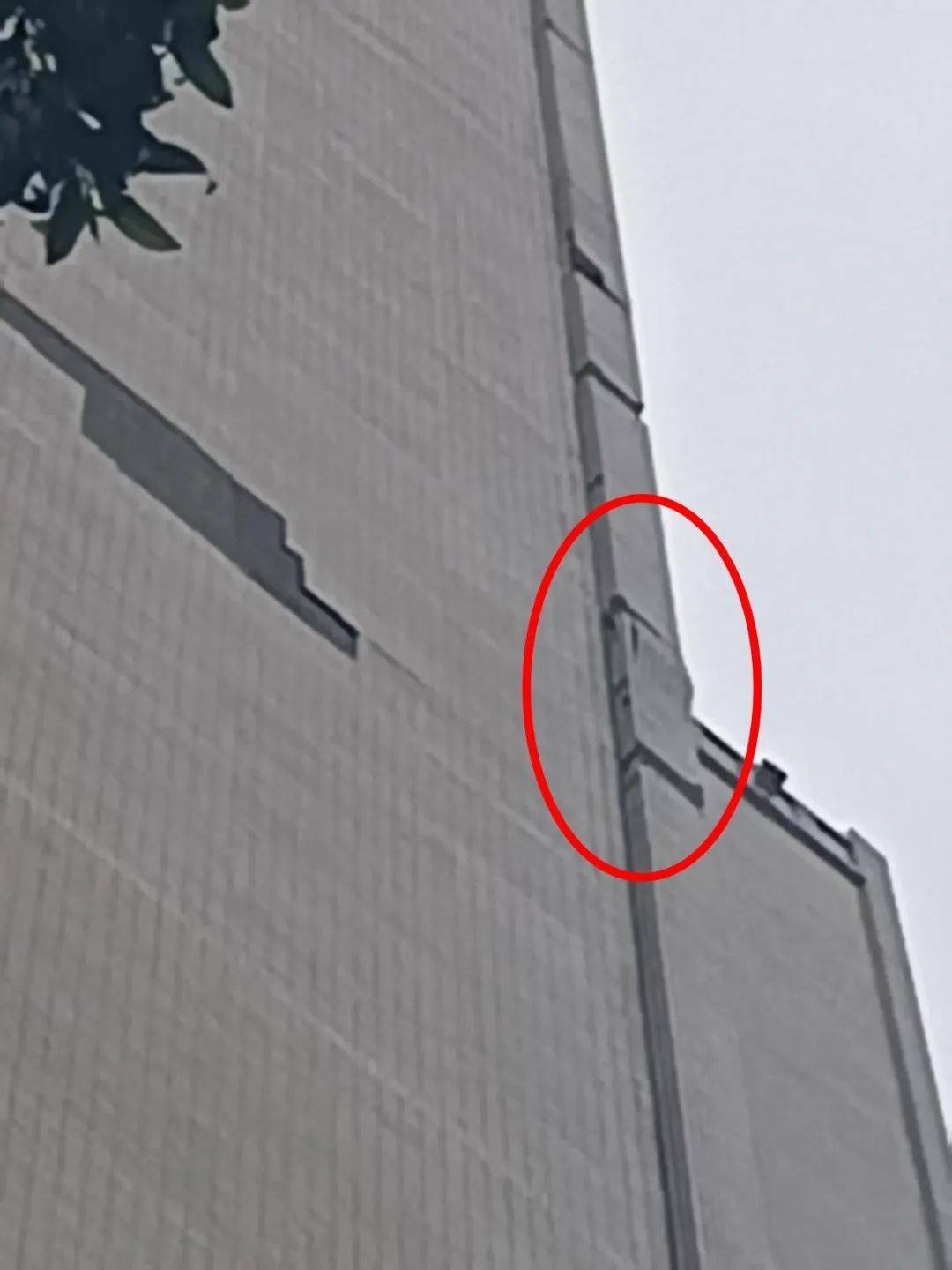 随时会掉砖！长沙一小区外墙多处脱落，居民过路心慌慌，物业：会全面排危