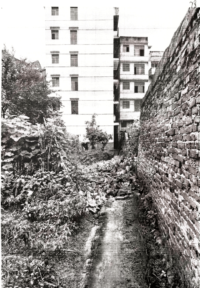 围墙倒塌致路人死亡,家属索赔106万,谁来担责?