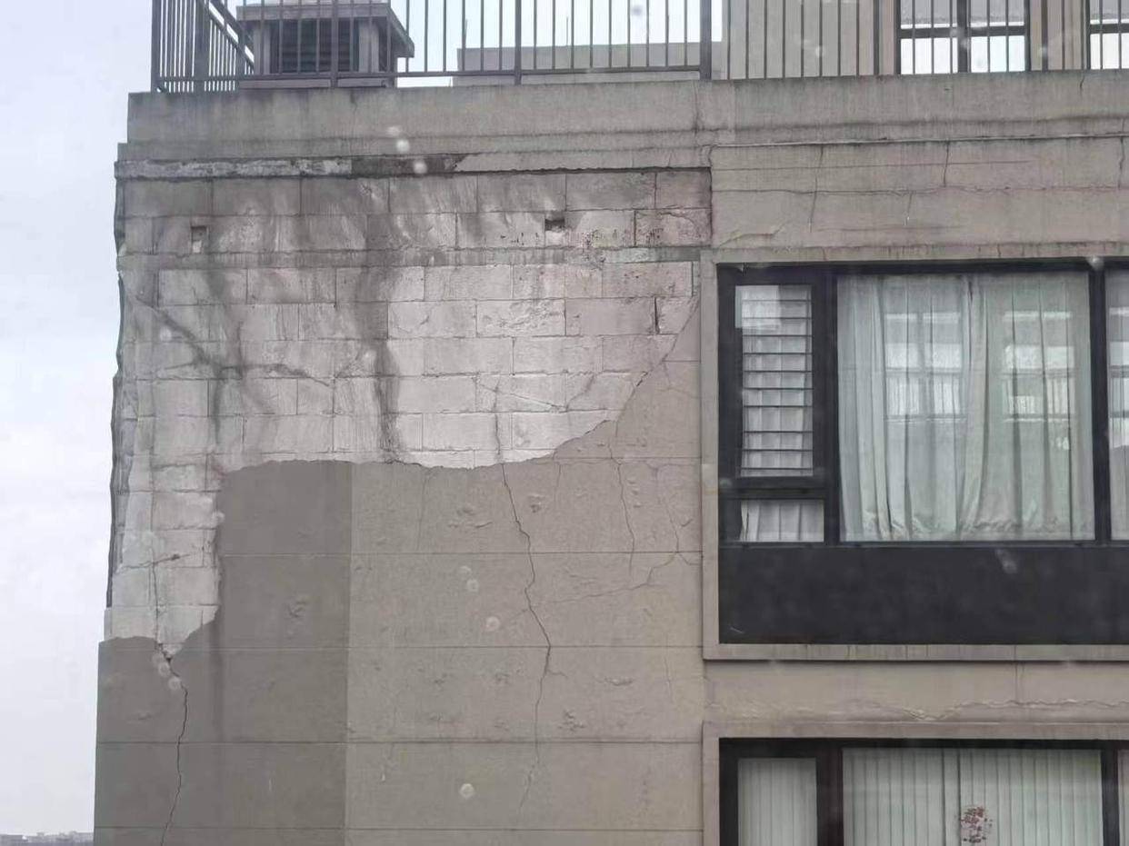 被小区外立面砸中后，杭州66岁伤者仍在手术中，事故责任认定成难点