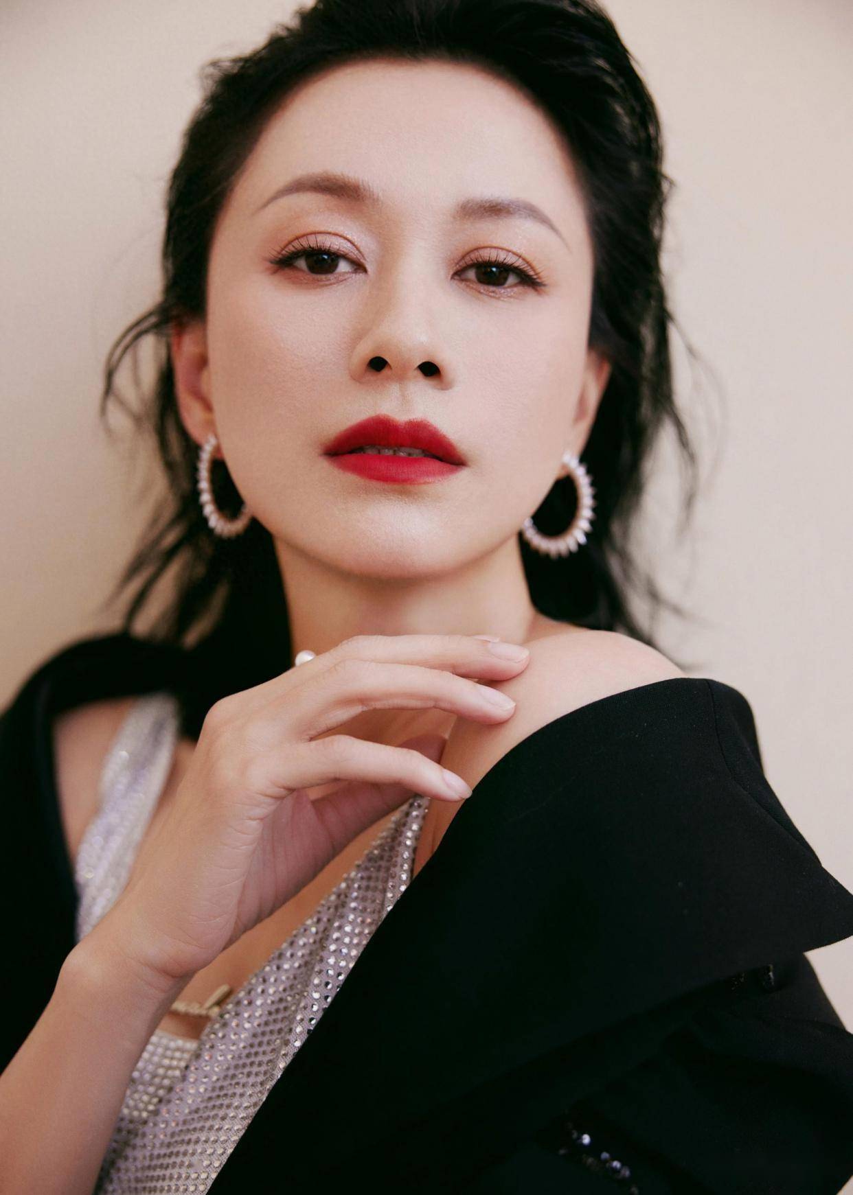 "祝无双"倪虹洁46岁状态佳,特会穿,一身牛仔毫不费力把美定格