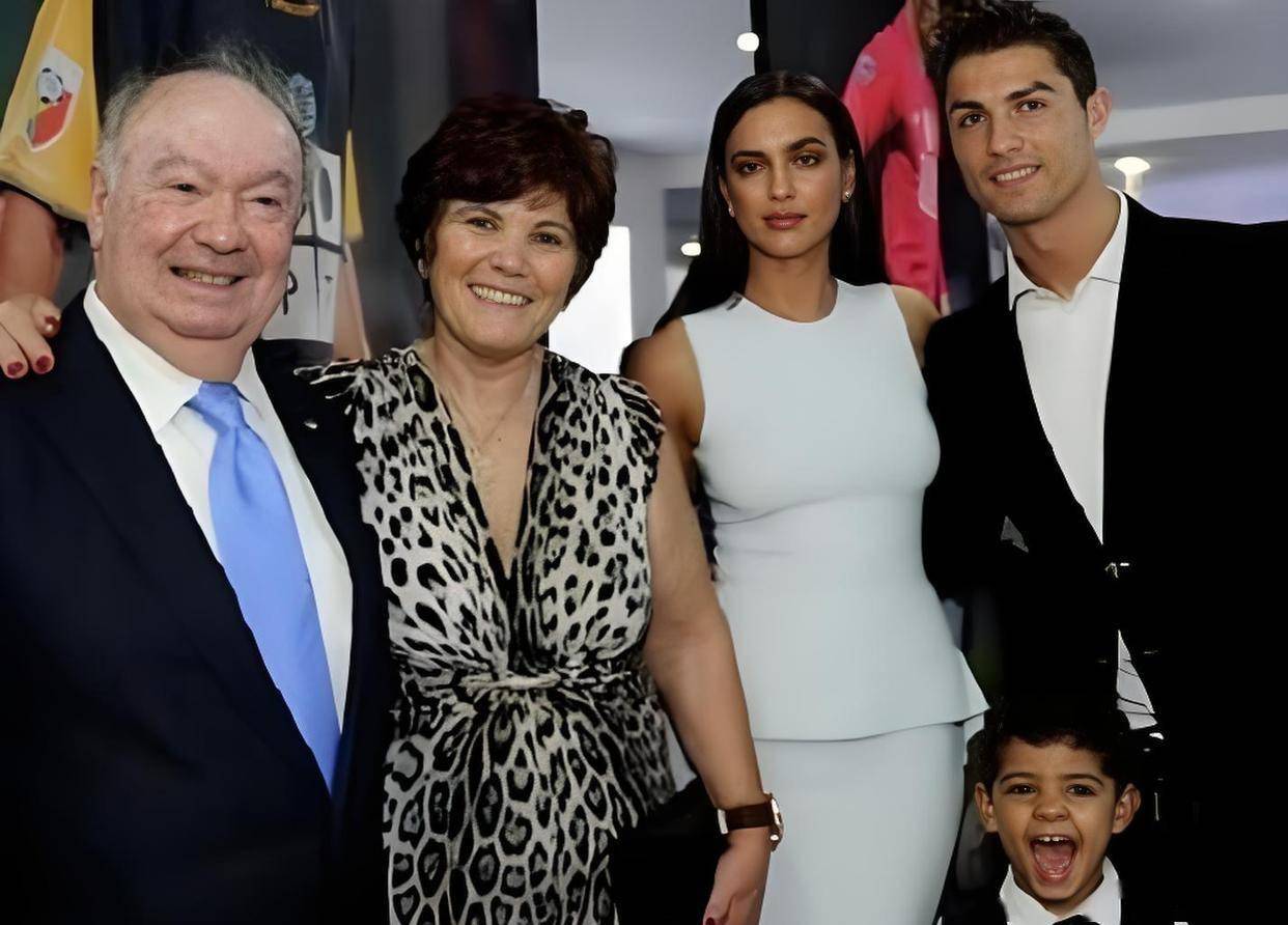 C罗现任女友乔治娜_欧洲杯太太团c位争夺战：c罗挚爱——乔治娜_伊莲娜社交平台粉丝对比