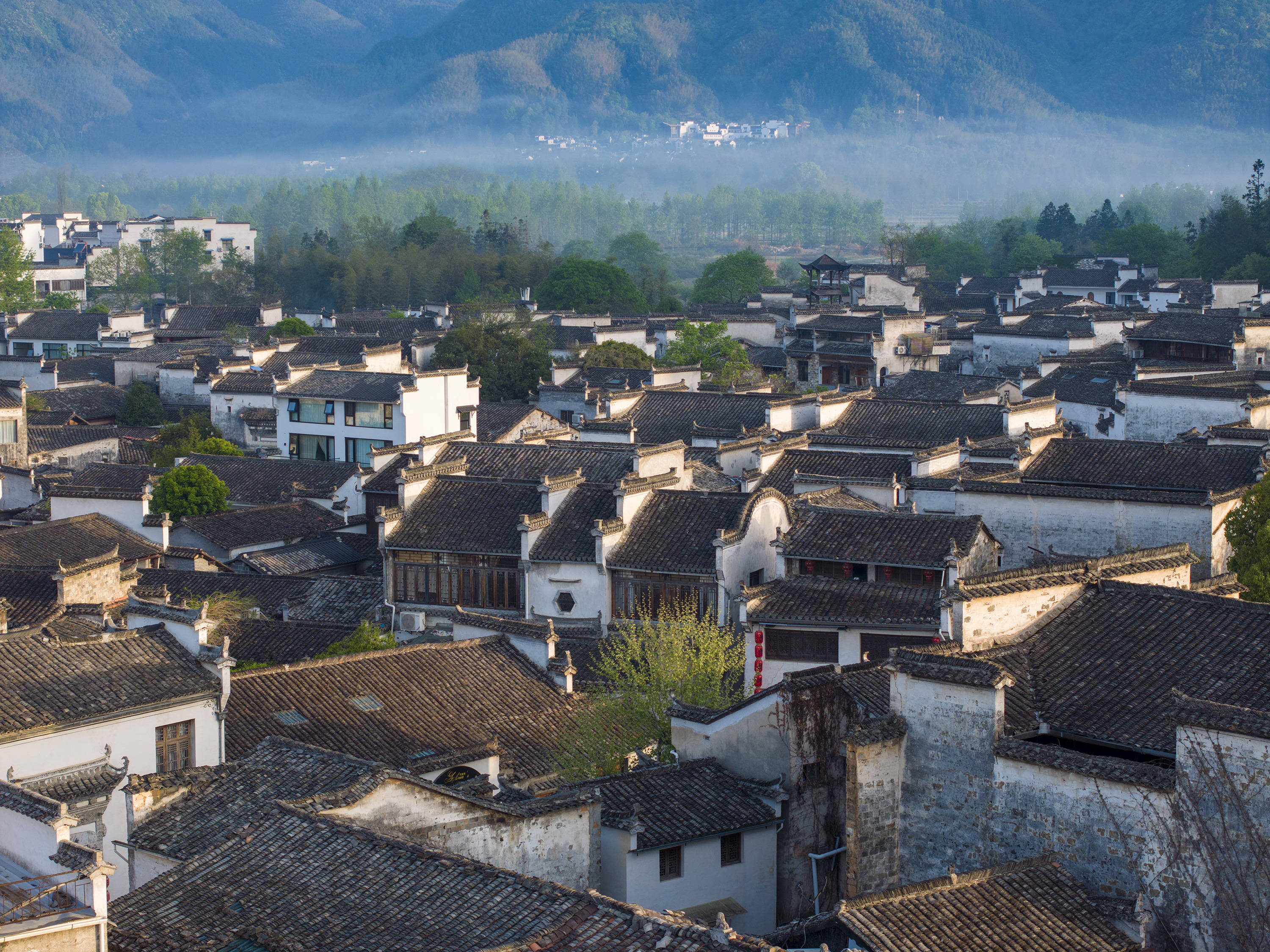 是徽派建筑的典型代表明清时期古民居村中保存有大量完好的拥有近千年