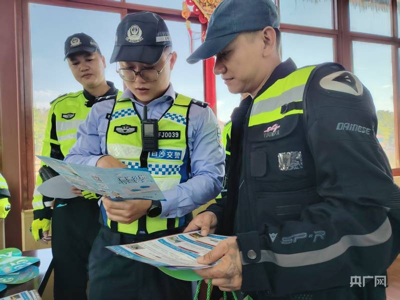 海南白沙举办文明骑行主题活动 警民共筑平安路(图1)