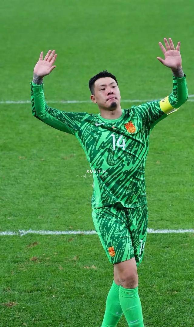 王大雷拒握手名场面裁判掏牌瞬间收手中超争议判罚再引热议