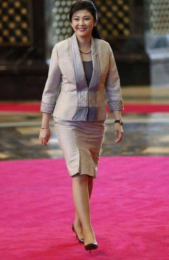 英拉,何超琼亲身示范:裙子下面不一定要配丝袜,这样穿更高级