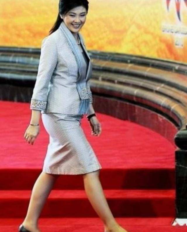 英拉,何超琼亲身示范:裙子下面不一定要配丝袜,这样穿更高级