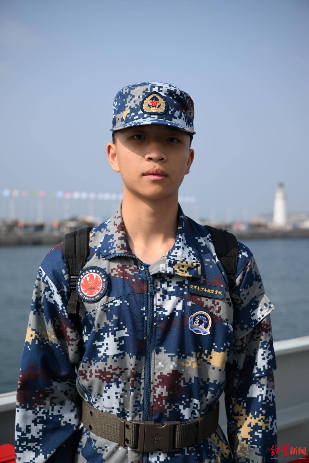 学生中,穿着迷彩服的许妙言格外显眼