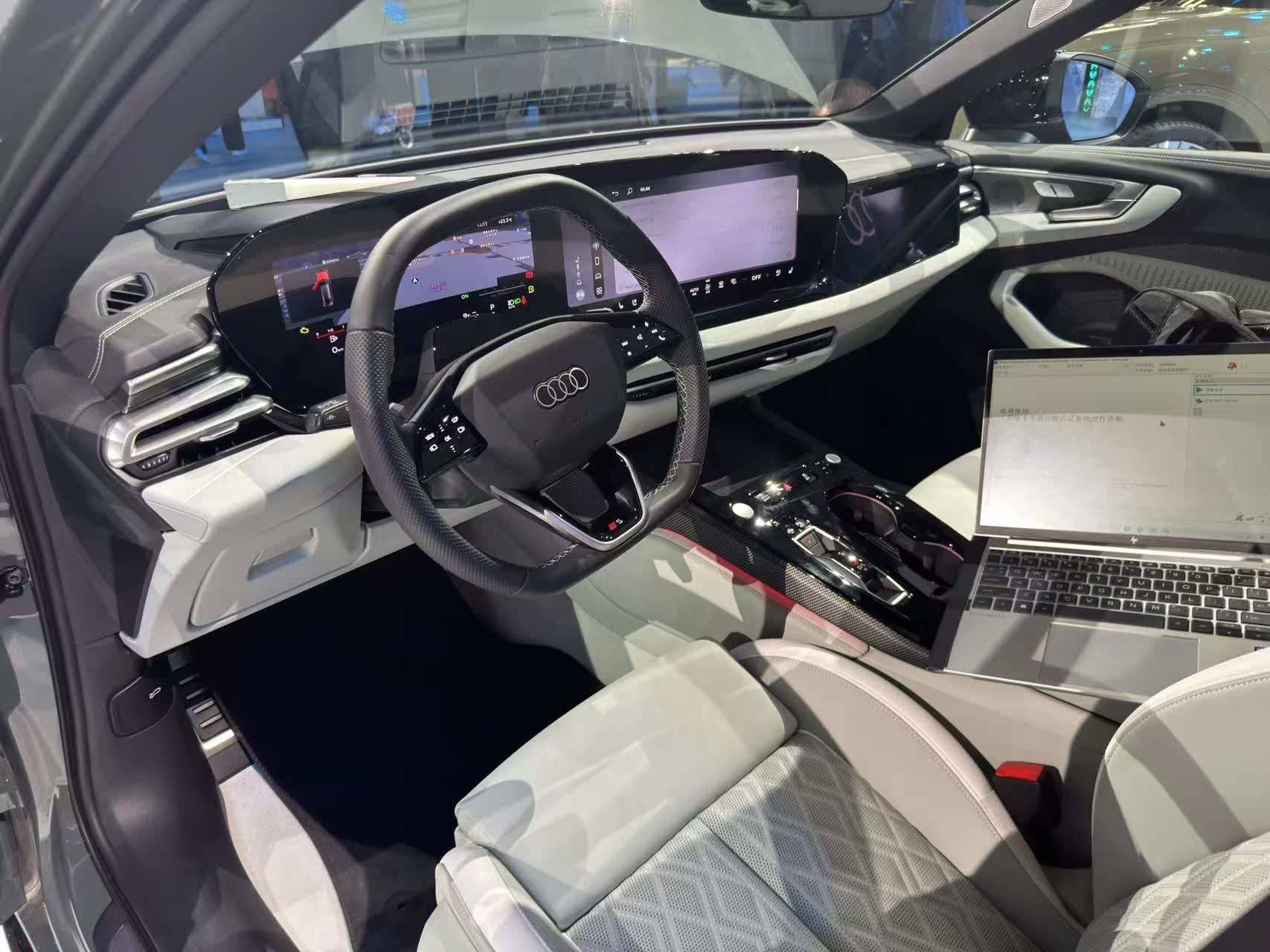 2025上海车展亮点:奥迪A5L内饰大揭秘,三屏设计科技感爆棚!_搜狐汽车_搜狐网