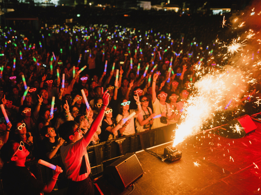 摇滚乐队 电音节 打铁花 烟花瀑布 超美灯光秀,还有