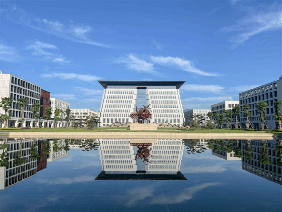 富雅科技大学已发布本科录取法规，该法规要求
