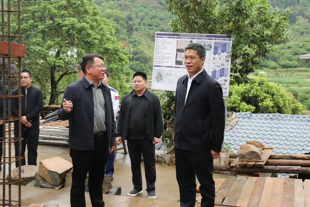 永泰县三环路揽投部邮政快递分拣作业现场,陈金友详细了解"五一"节前