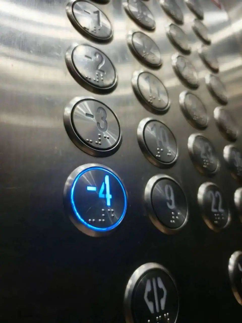 太吓人！小区电梯突然从40楼直降负4楼，多方回应→