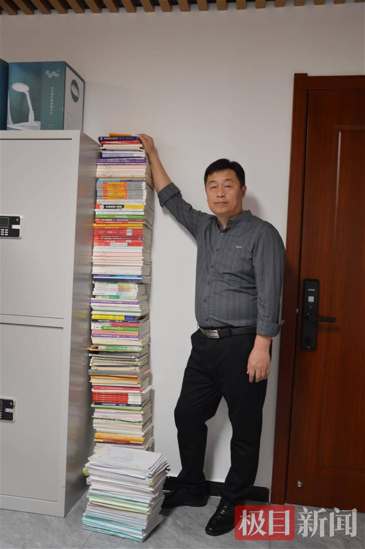 一名46岁的男子在三场比赛中进行了研究生入学评