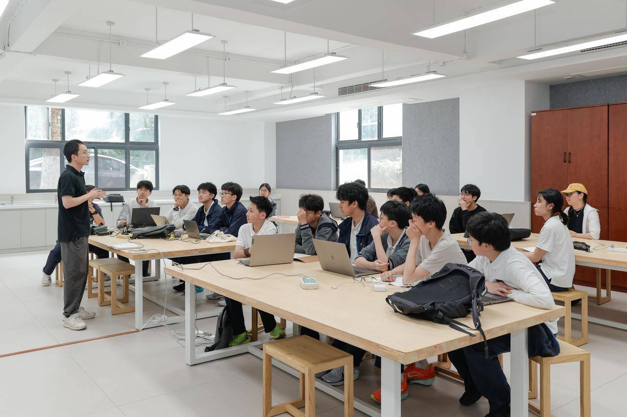 潮声丨中小学广泛普及人工智能教育浙江怎么教如何学？(图2)