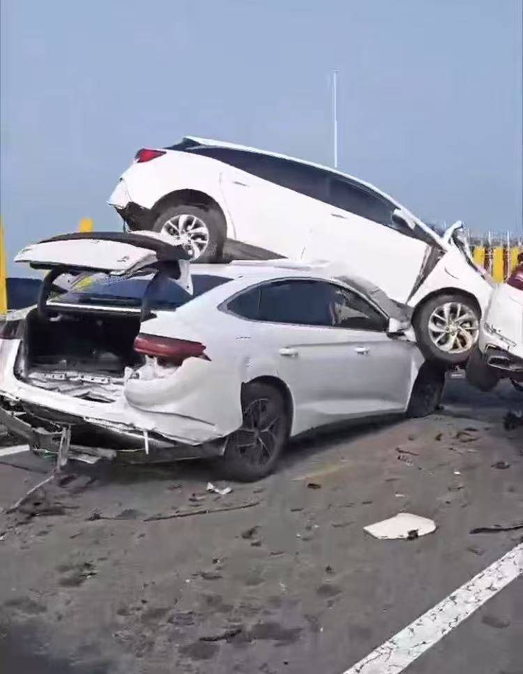 高速变道致连环车祸，白车“骑”隔离栏压住另一车，交警回应