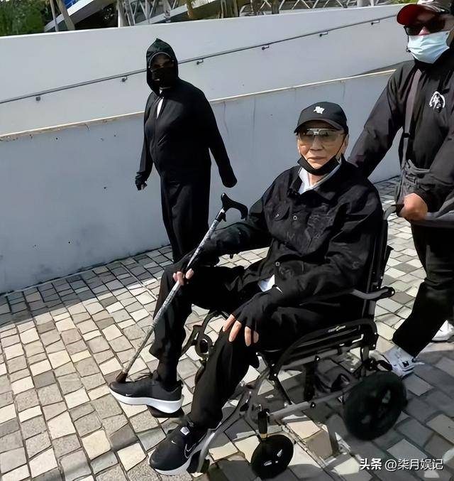 89岁谢贤街头坐轮椅晒太阳，风流一世终落幕，如今断崖式衰老