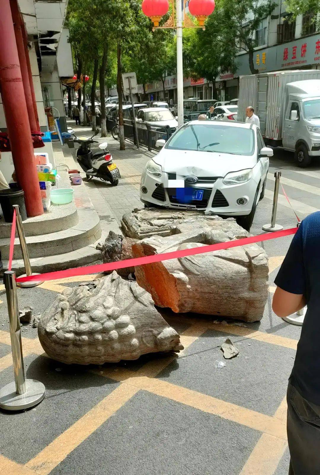 洛阳新安一石狮被车撞毁身首分离，或有数百年历史，当地：正在请专家评估修复