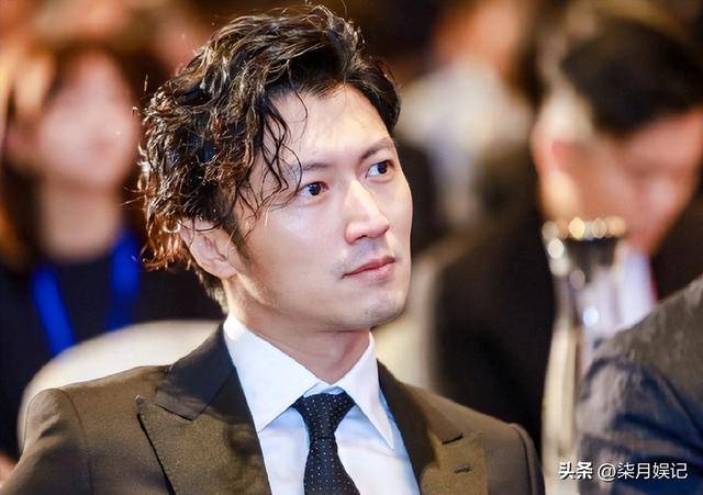 89岁谢贤街头坐轮椅晒太阳，风流一世终落幕，如今断崖式衰老