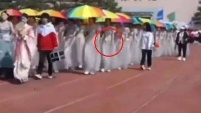 “学生组团退60件演出服”引热议，7天无理由就是随便退吗？