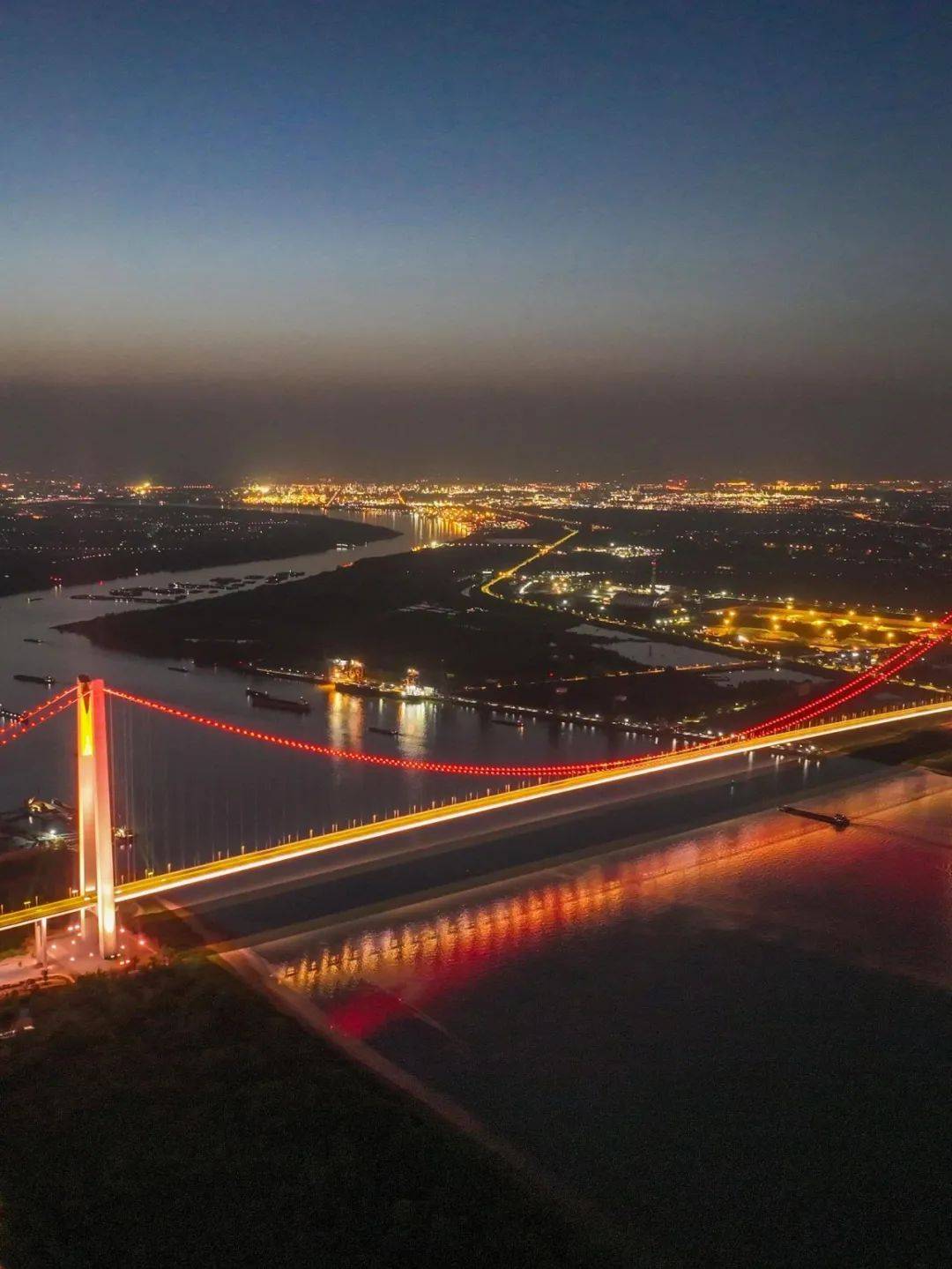 南京新生圩长江大桥(仙新路过江通道)夜景照明工程基本完工大桥在绚丽