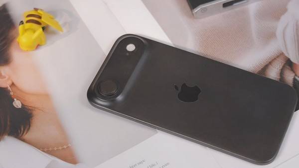 谷歌投放广告讽刺苹果 iPhone 17 Air镜头设计来自Pixel
