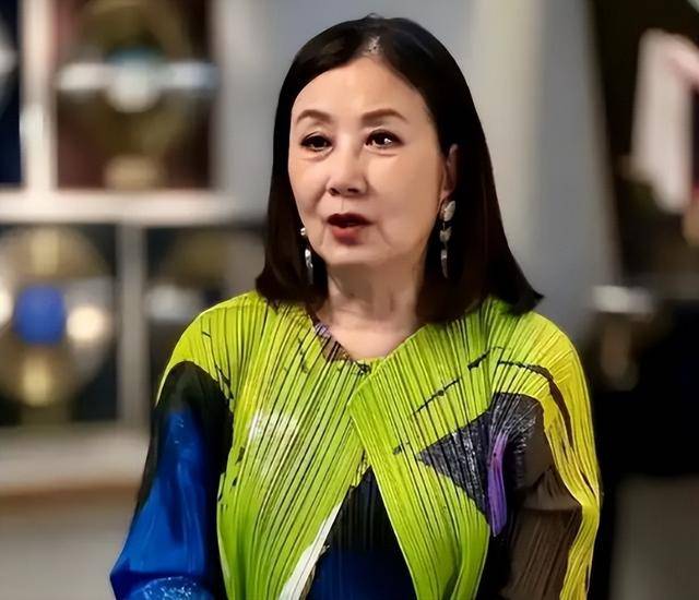 78岁路走不利索，还开演唱会！无儿女的她拼命赚钱，留给谁花?