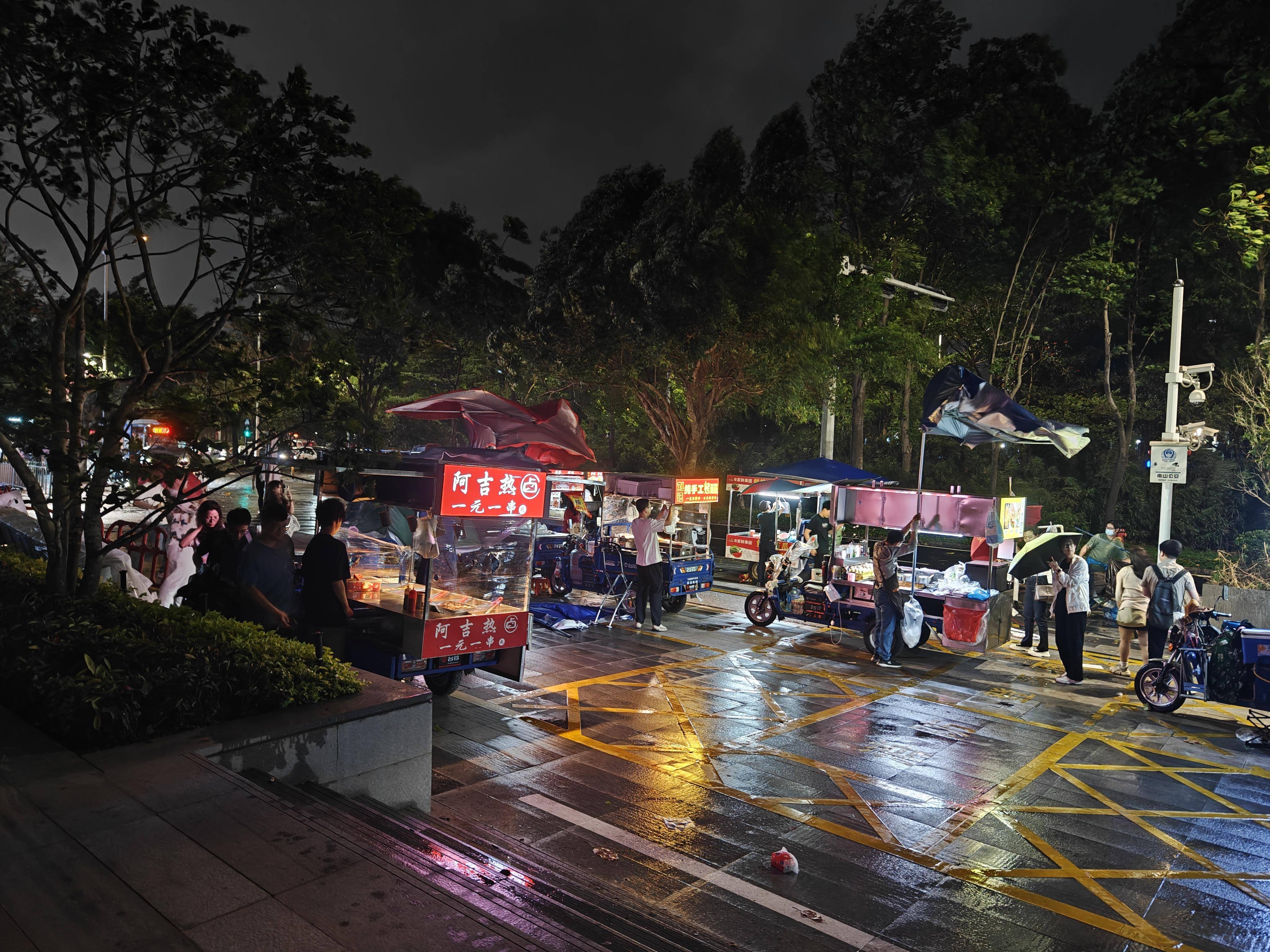 罗湖翠竹路垃圾桶边散落杂物很“碍眼”九游娱乐官网(图8)