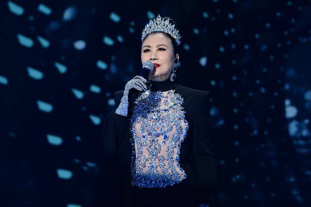 78岁路走不利索，还开演唱会！无儿女的她拼命赚钱，留给谁花?