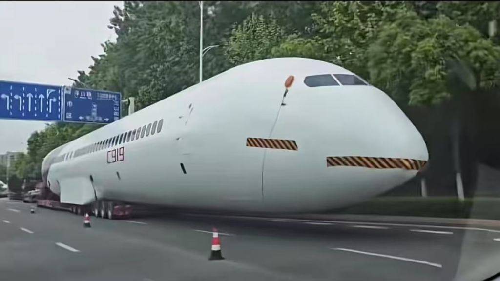 明查｜这是“C919迫降在农田”？实为飞机模型将用于科普体验