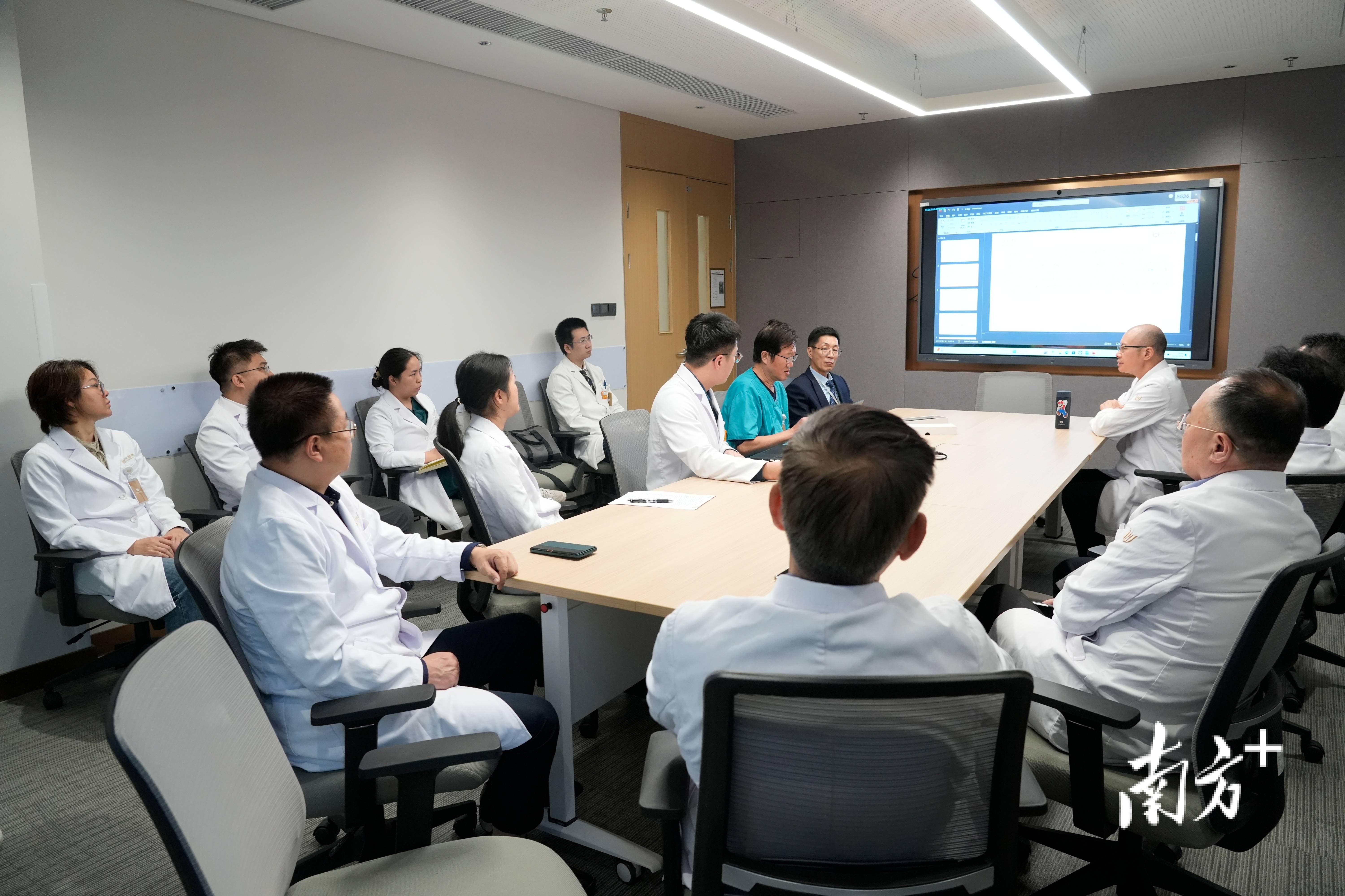 心血管内科,重症医学科,麻醉科,肿瘤科等专家迅速组成治疗团队,经过