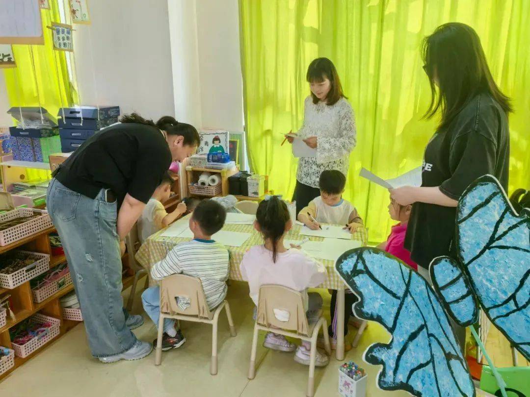 幼儿园保育员跟岗交流_保育员半日跟班活动_幼儿园进餐护理