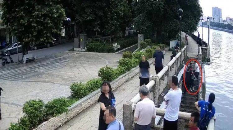 男子用鱼线精准钩住老人裤腿，救起七旬落水阿婆（用鱼线把妻子杀害的电视剧）