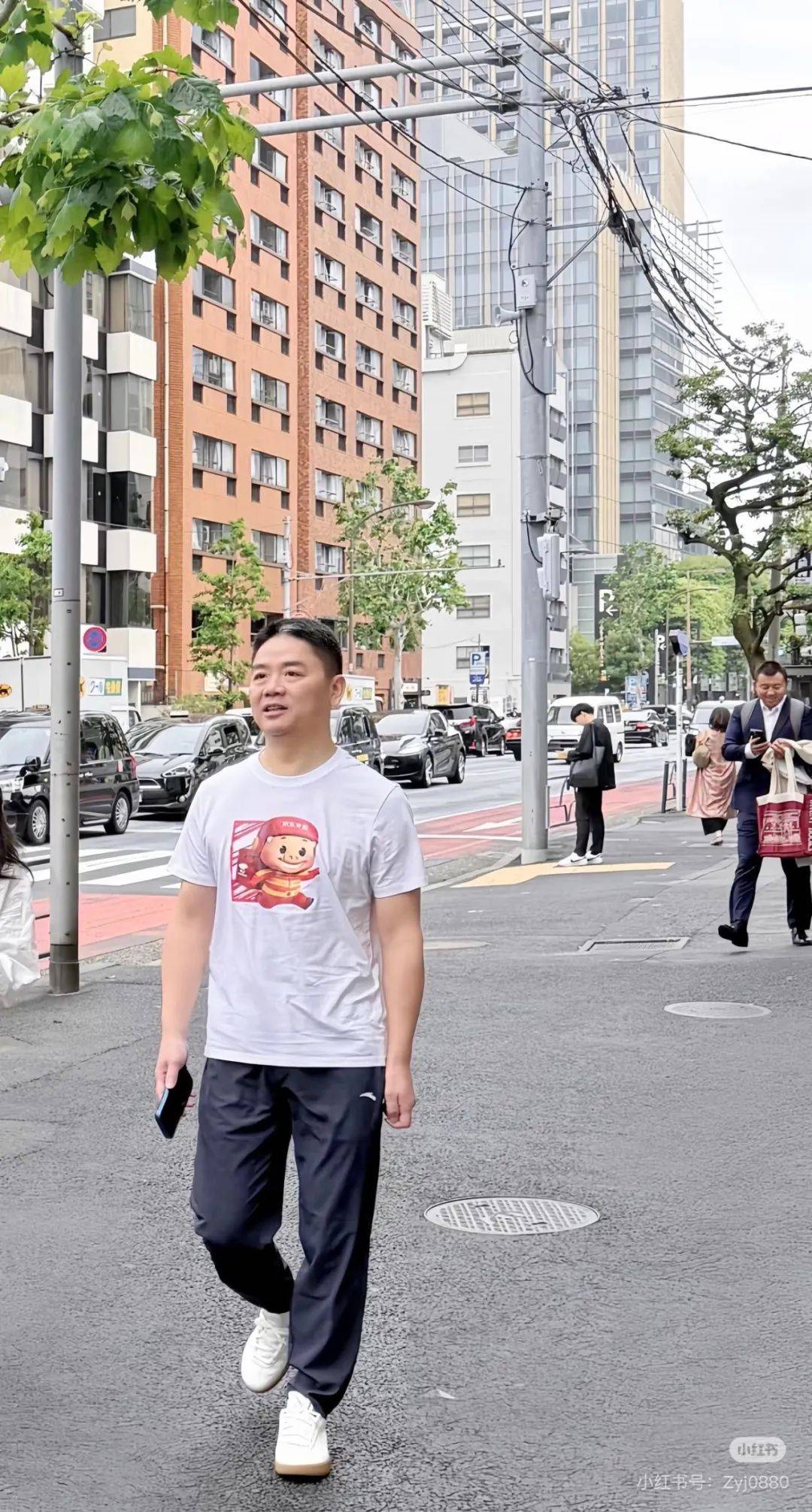 刘强东现身日本街头：穿猪猪侠T恤，背后还有京东外卖的二维码 -华闻时空