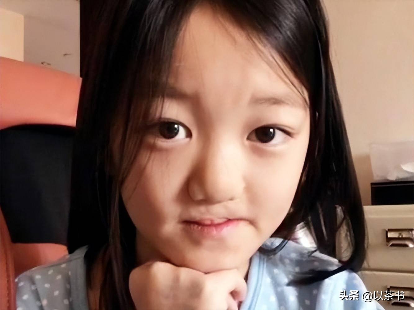 王菲女儿李嫣现身北京,像李亚鹏翻版,兔唇消失不见,打扮酷似妈