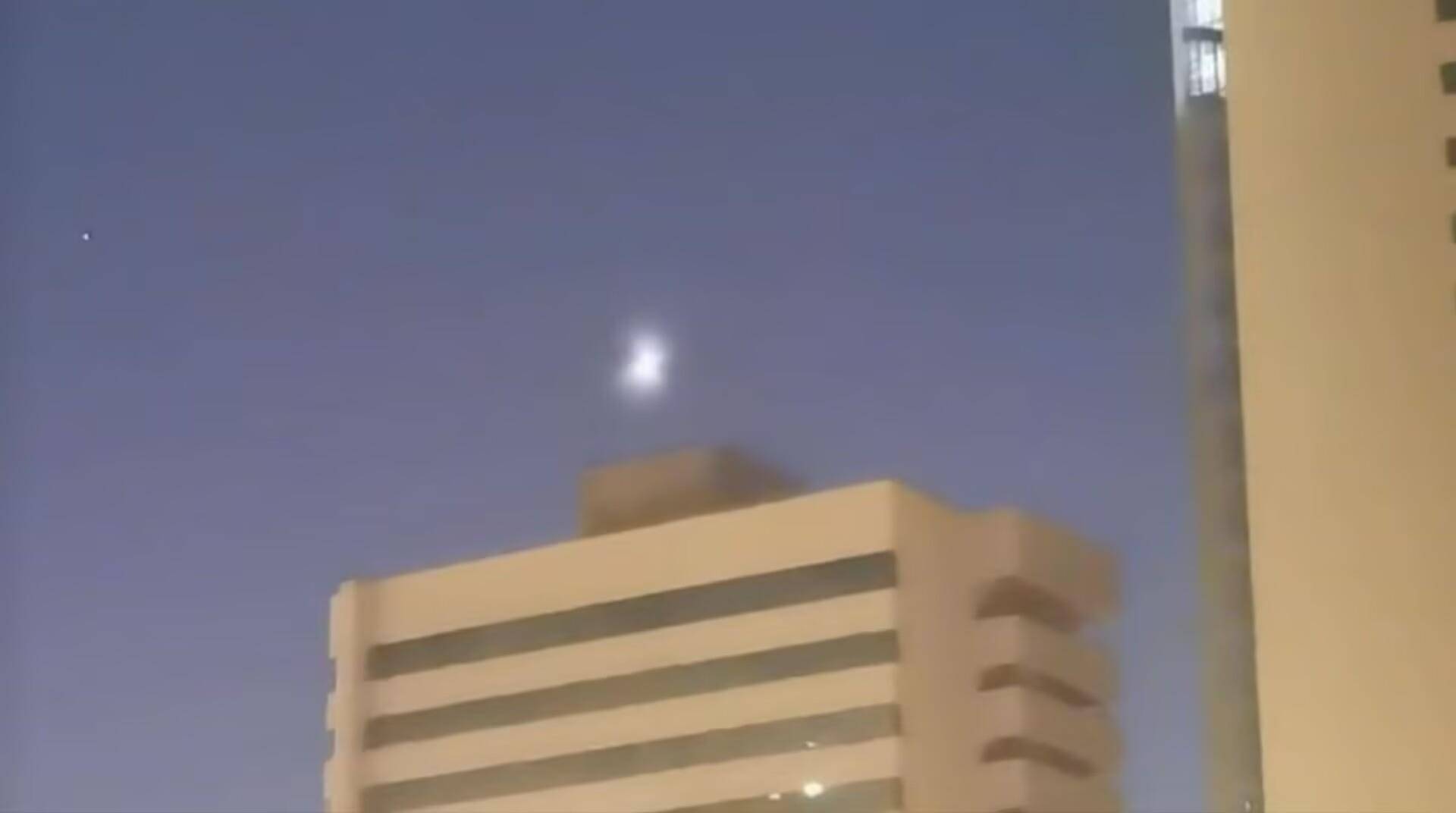 新疆多地现不明飞行物，目击者称和月亮一样亮，几秒内突然加速消失，气象部门回应