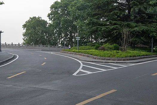 聊聊弯道行车那点事_搜狐汽车_搜狐网
