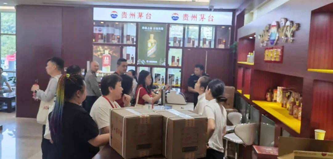 茅台股东大会开幕！多款茅台原价畅买，不少股东整箱购入！招待晚宴飞天茅台变蓝莓果汁，董事长张德芹：发自内心赞成公务接待不供酒新规