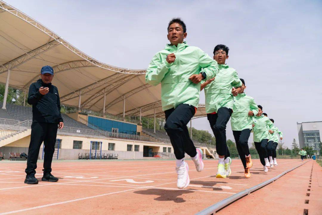 ESPN官方：中国中锋杨瀚森在联合试训大放异彩 哪支队该选他🤔