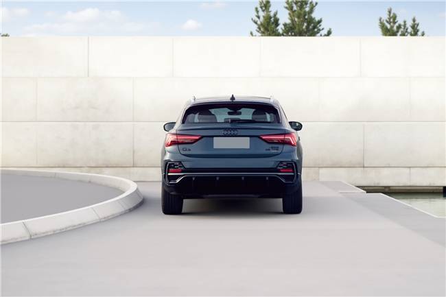 奥迪Q3 Sportback亮相，哑光银蜂窝格栅+矩阵大灯重塑视觉美学！