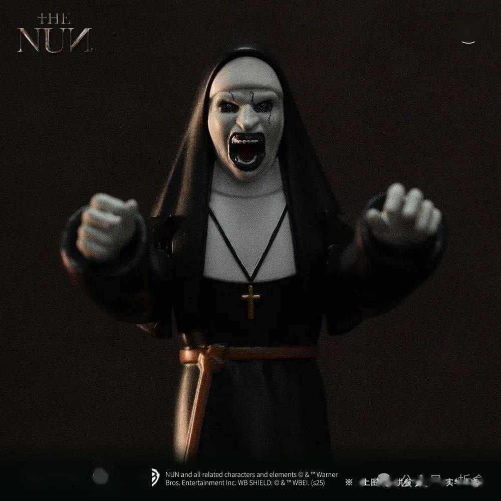 《鬼修女》出自温子仁导演的《招魂》宇宙系列,是一个穿着黑色修女服