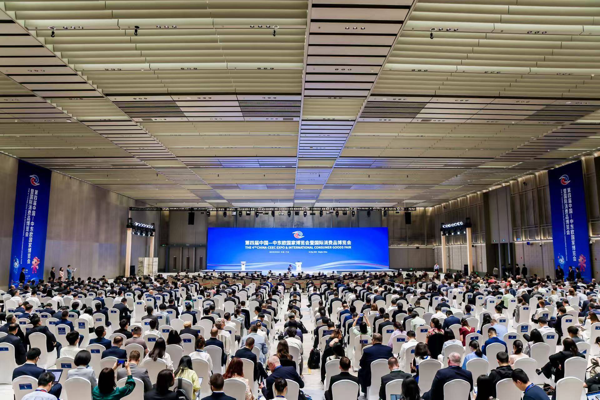 中东欧博览会开幕首日，国际采购商与国内供应商达成多个意向订单