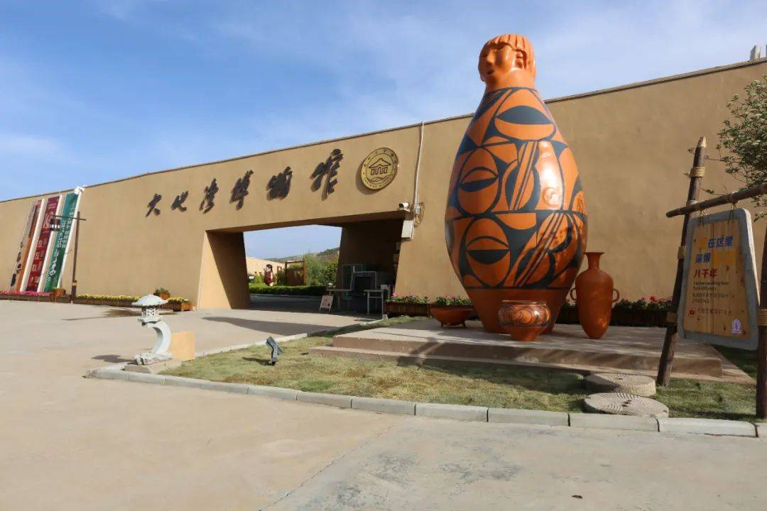 大地湾博物馆整个陈列展览以大地湾遗址考古成果为主题,基本陈列有 "